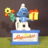 Schtroumpf avec cadeau et fleurs