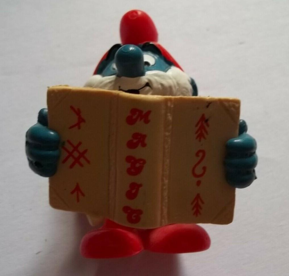 Grand Schtroumpf avec livre