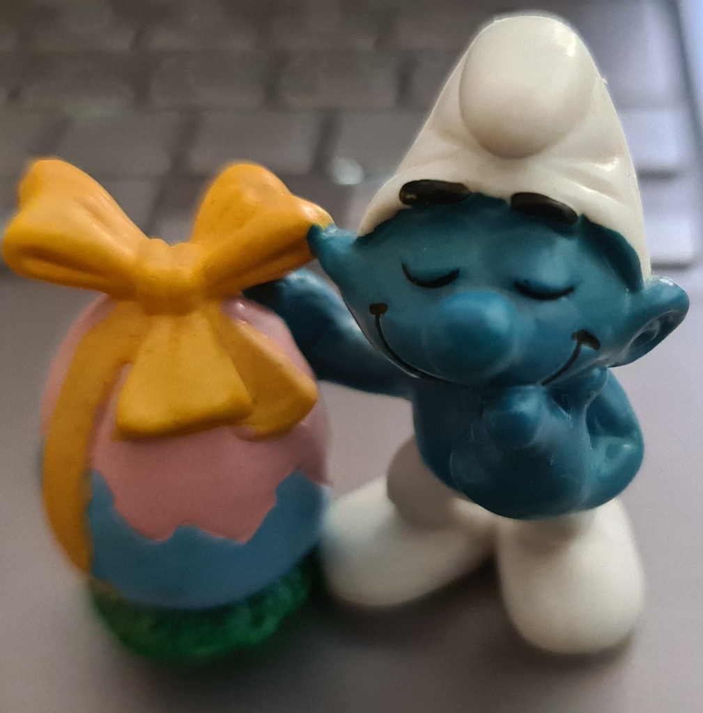 Schtroumpf avec œuf avec nœud