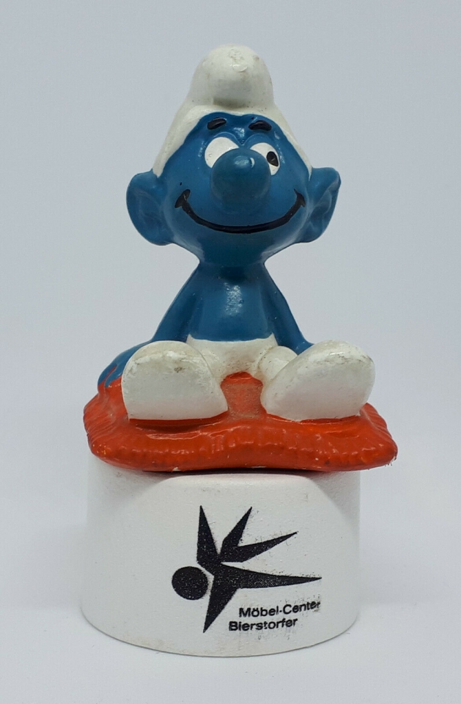 Schtroumpf assis sur un coussin