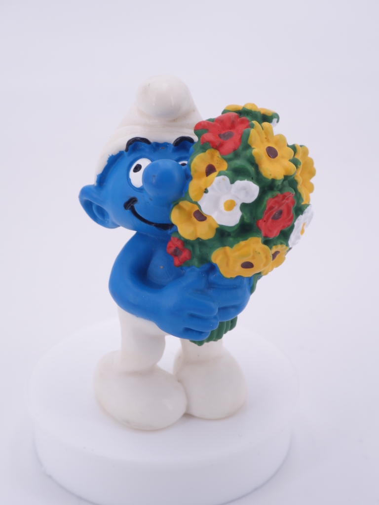 Schtroumpf avec bouquet de fleurs
