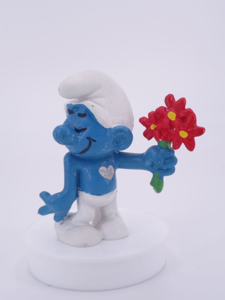 Schtroumpf amoureux avec fleurs