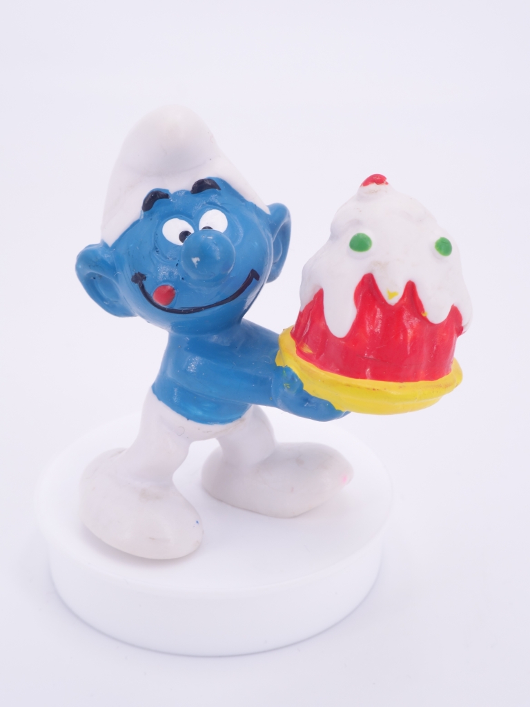 Schtroumpf gourmand avec gâteau