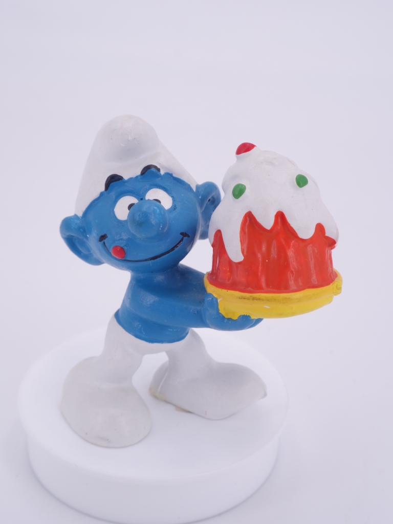 Schtroumpf gourmand avec gâteau
