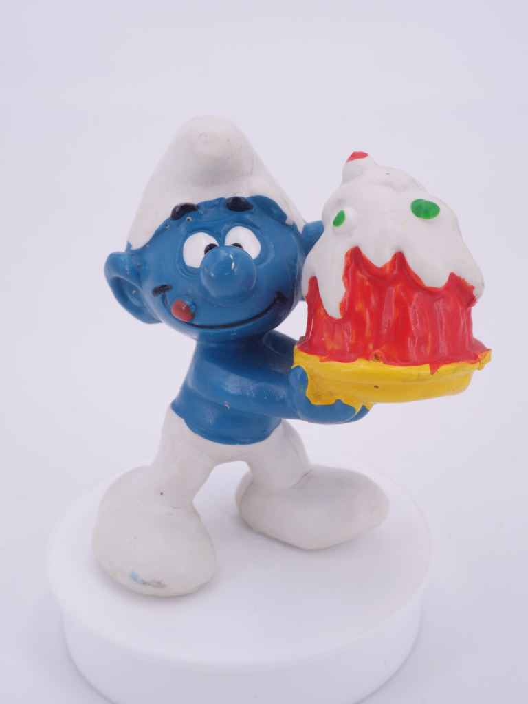 Schtroumpf gourmand avec gâteau