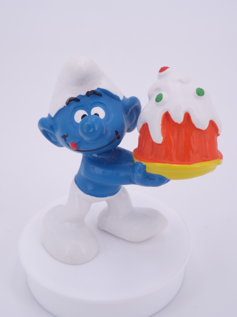 Schtroumpf gourmand avec gâteau