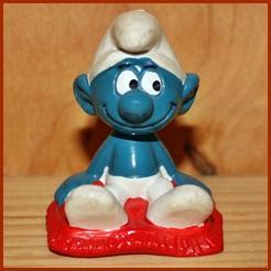 Schtroumpf assis sur un coussin