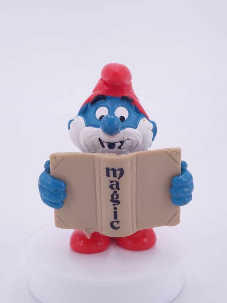 Grand Schtroumpf avec livre