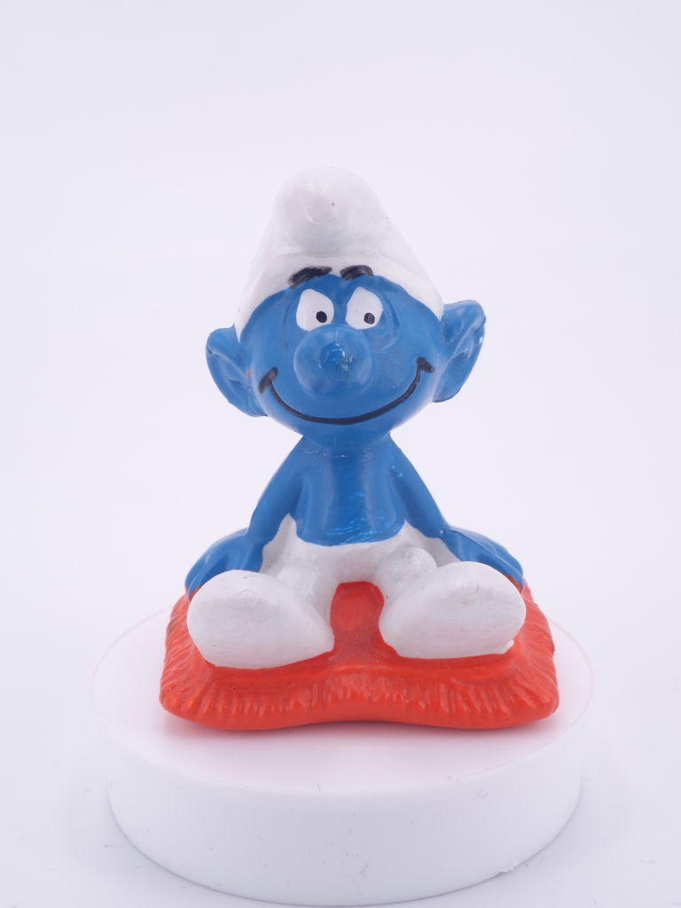 Schtroumpf assis sur un coussin