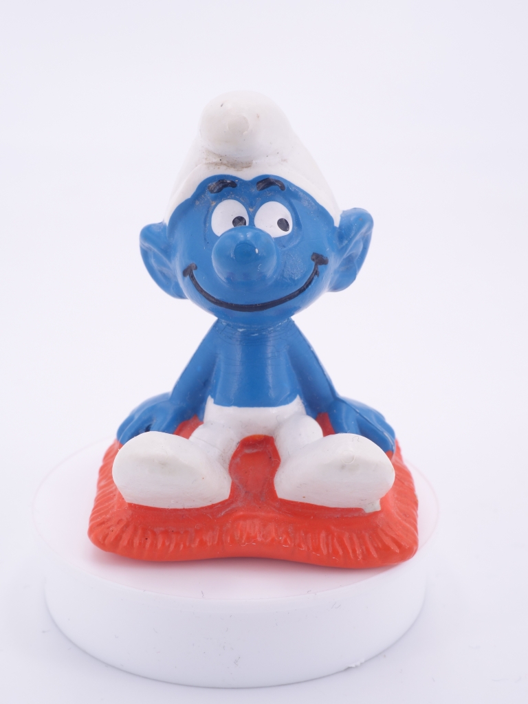 Schtroumpf assis sur un coussin