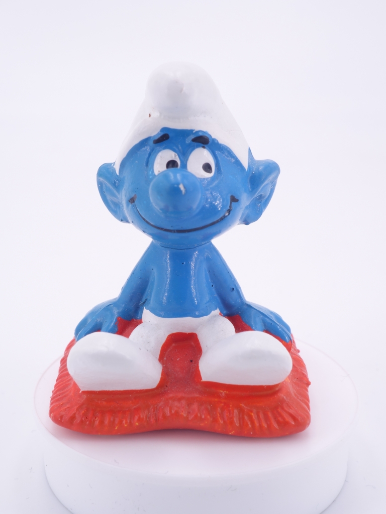 Schtroumpf assis sur un coussin