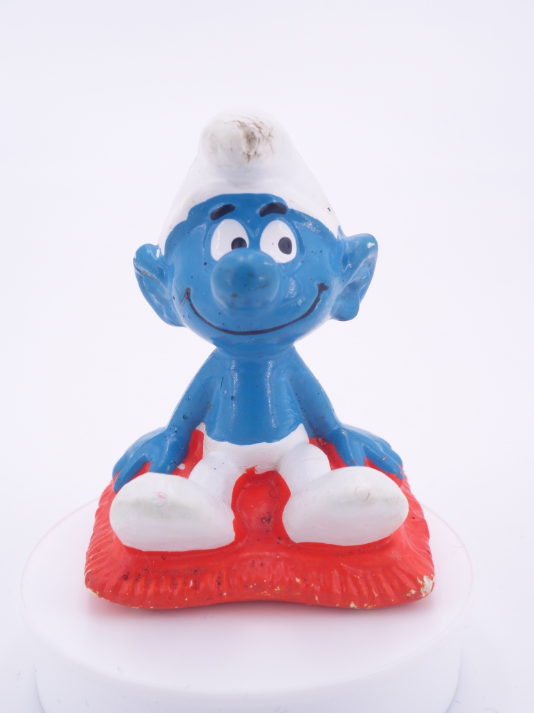 Schtroumpf assis sur un coussin