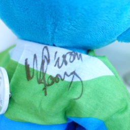 Unicef & AG Insurance Mémorial Van Damme - Peluche signée par Martyn Rooney - photo