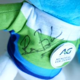 Unicef & AG Insurance Mémorial Van Damme - Peluche signée par Rens Blom - photo