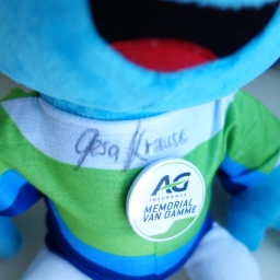 Unicef & AG Insurance Mémorial Van Damme - Peluche signée par Gesa Krause - photo