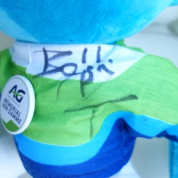 Unicef & AG Insurance Mémorial Van Damme - Peluche signée par Bashir Abdi - photo