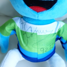 Unicef & AG Insurance Mémorial Van Damme - Peluche signée par Julius Yego - photo