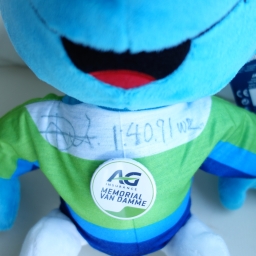 Unicef & AG Insurance Mémorial Van Damme - Peluche signée par David Rudisha - photo