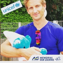 Unicef & AG Insurance Mémorial Van Damme - Peluche signée par Michael Bultheel - photo