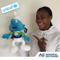 Unicef & AG Insurance Mémorial Van Damme - Peluche signée par Blessing Okagbare-Ighoteguonor - photo