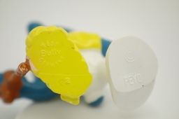 Schtroumpf blessé avec béquille - photo