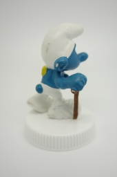 Schtroumpf blessé avec béquille - photo