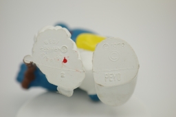 Schtroumpf blessé avec béquille - photo