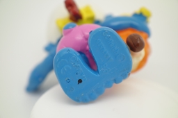 Jeune Schtroumpfette avec poupée - photo