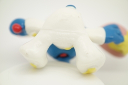 Bébé Schtroumpf avec assiette et cuillère - photo