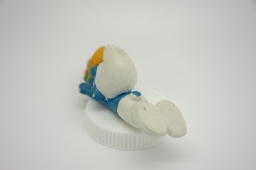 Schtroumpf chutant avec panier de fruits - photo