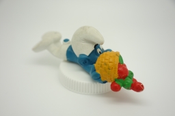 Schtroumpf chutant avec panier de fruits - photo