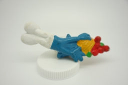 Schtroumpf chutant avec panier de fruits - photo