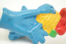 Schtroumpf chutant avec panier de fruits - photo