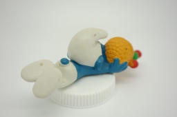 Schtroumpf chutant avec panier de fruits - photo