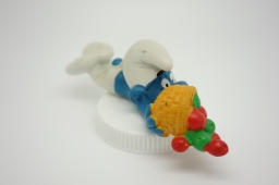 Schtroumpf chutant avec panier de fruits - photo