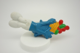 Schtroumpf chutant avec panier de fruits - photo