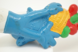 Schtroumpf chutant avec panier de fruits - photo