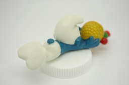 Schtroumpf chutant avec panier de fruits - photo