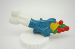 Schtroumpf chutant avec panier de fruits - photo