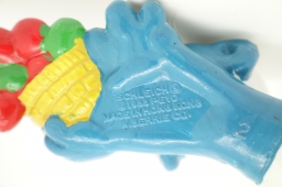 Schtroumpf chutant avec panier de fruits - photo