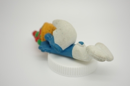 Schtroumpf chutant avec panier de fruits - photo