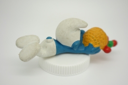 Schtroumpf chutant avec panier de fruits - photo