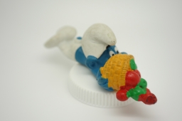 Schtroumpf chutant avec panier de fruits - photo