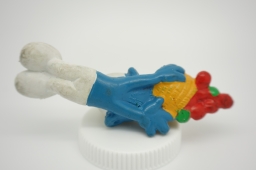 Schtroumpf chutant avec panier de fruits - photo