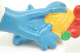 Schtroumpf chutant avec panier de fruits - photo