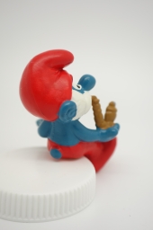 Grand Schtroumpf avec pipe et chaise - photo