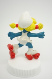 Schtroumpfette avec patins à roulettes - photo