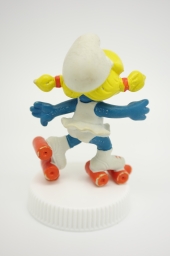 Schtroumpfette avec patins à roulettes - photo