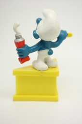 Schtroumpf avec brosse à dents et dentifrice - photo