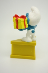 Schtroumpf avec fleurs et cadeau - photo